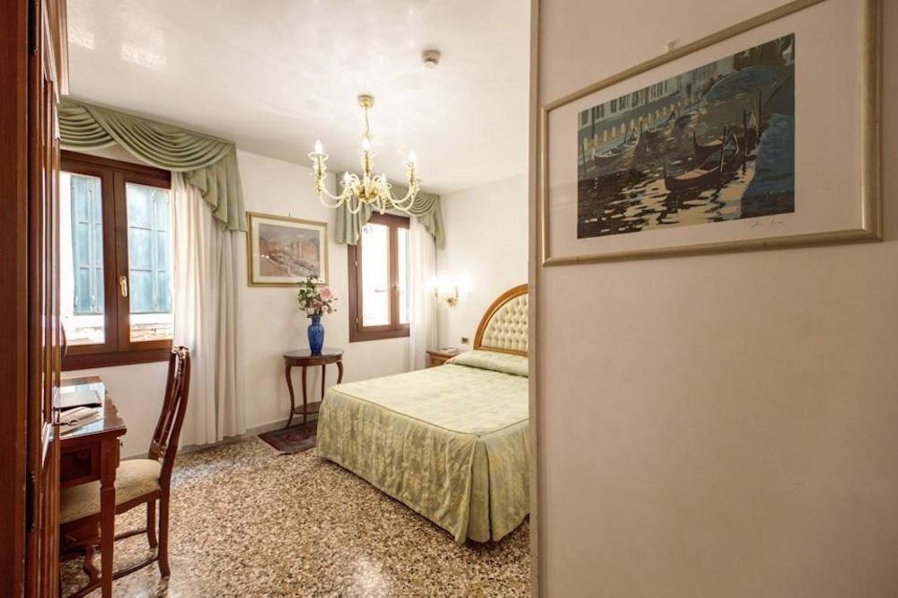 Отель Antica Casa Carettoni Венеция Экстерьер фото