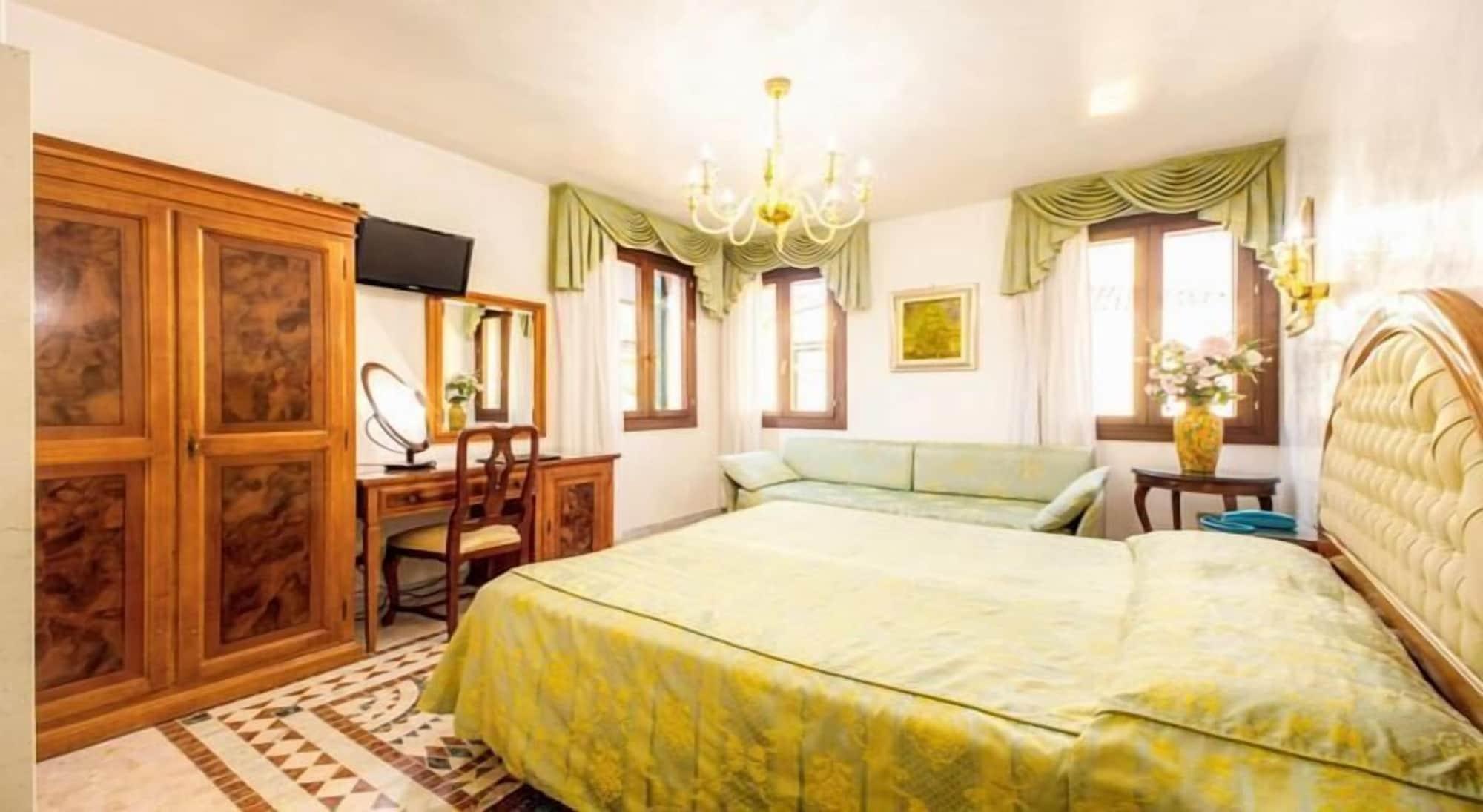 Отель Antica Casa Carettoni Венеция Экстерьер фото