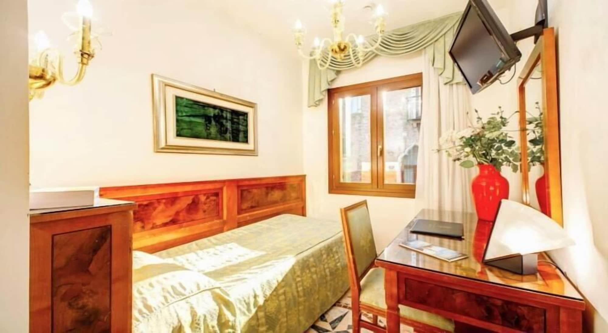 Отель Antica Casa Carettoni Венеция Экстерьер фото