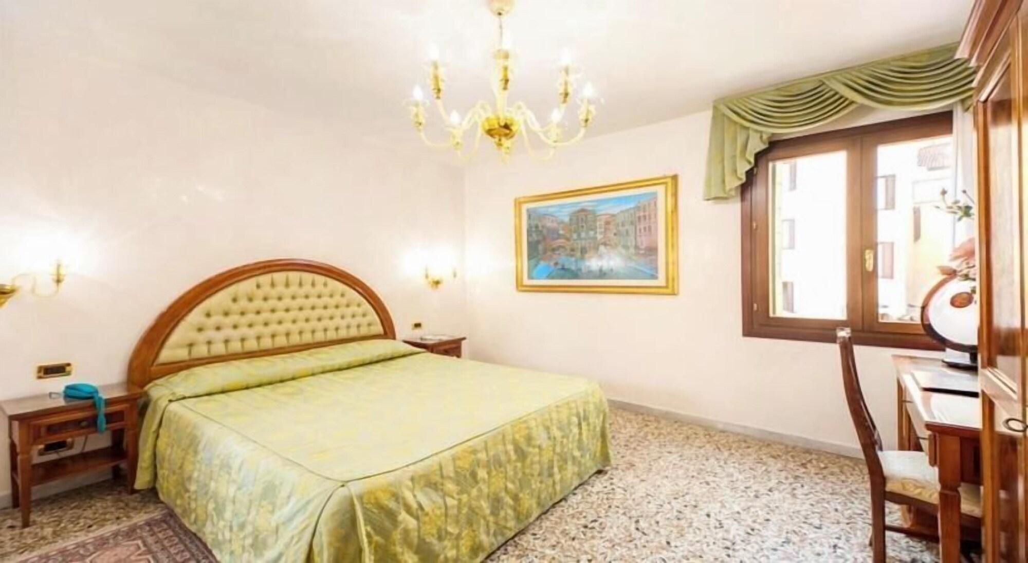 Отель Antica Casa Carettoni Венеция Экстерьер фото