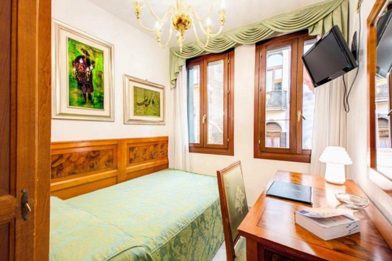 Отель Antica Casa Carettoni Венеция Экстерьер фото