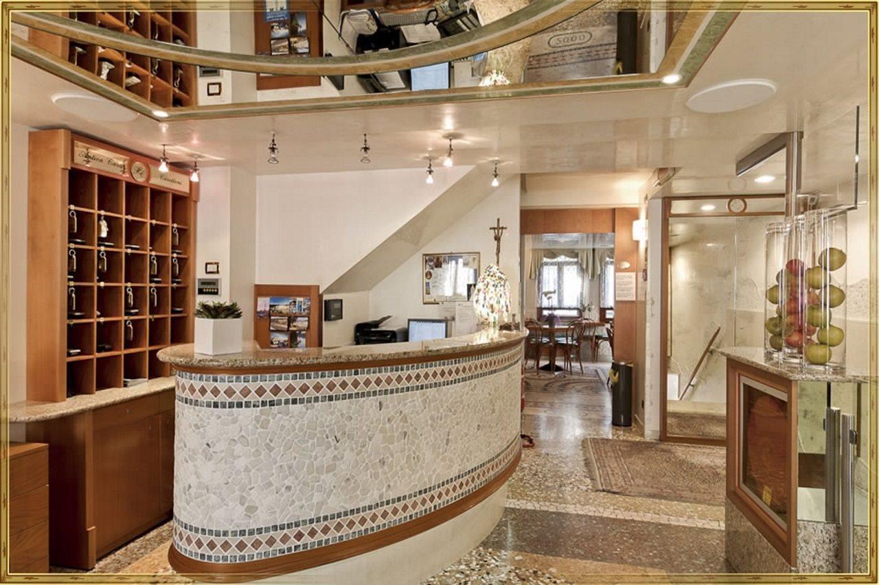 Отель Antica Casa Carettoni Венеция Экстерьер фото