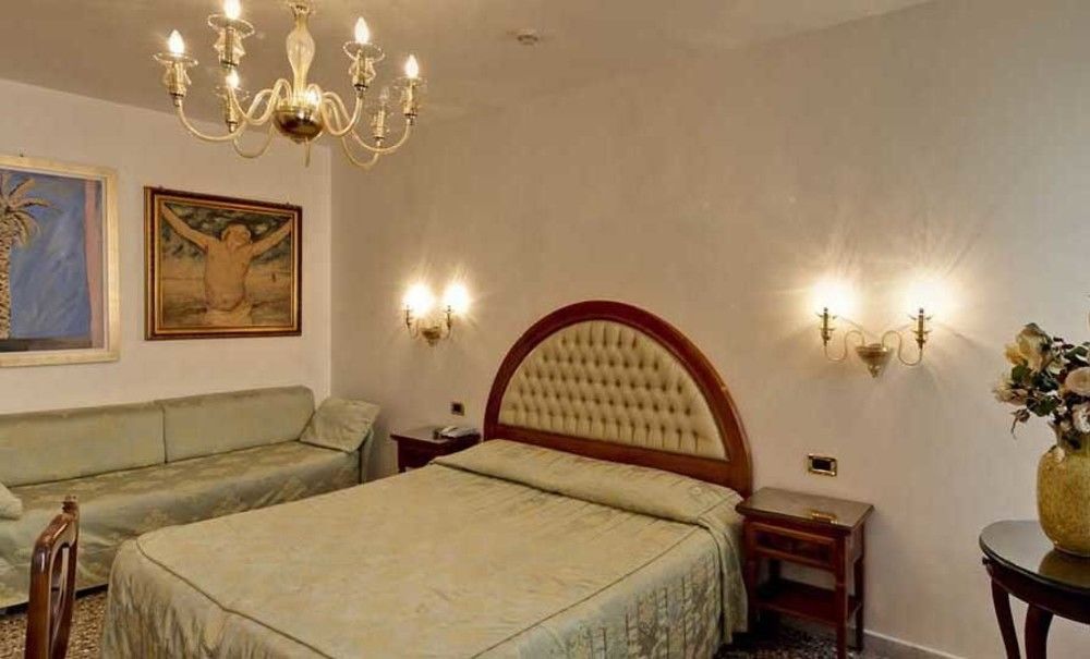 Отель Antica Casa Carettoni Венеция Экстерьер фото