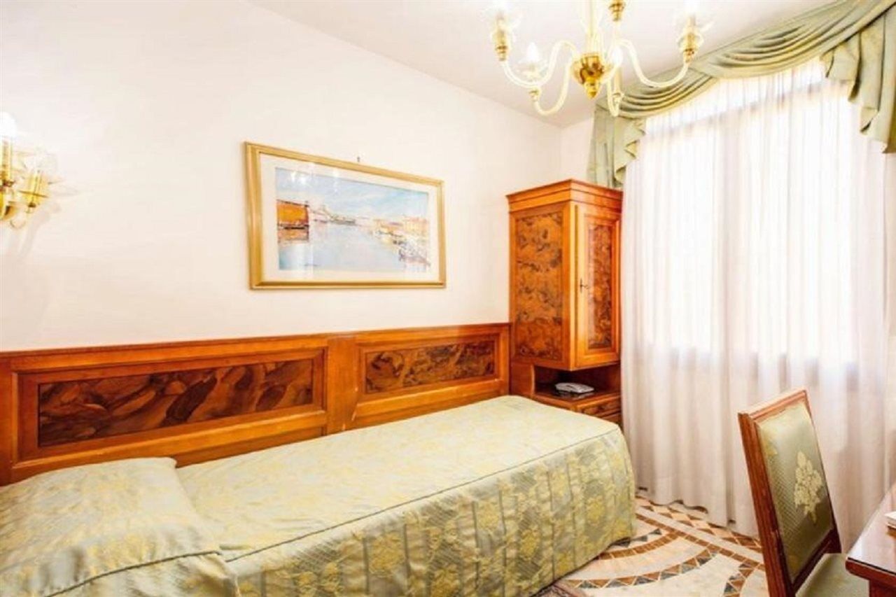 Отель Antica Casa Carettoni Венеция Экстерьер фото